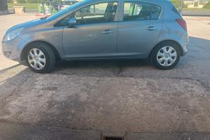 macchina Opel corsa