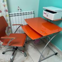 scrivania con sedia
