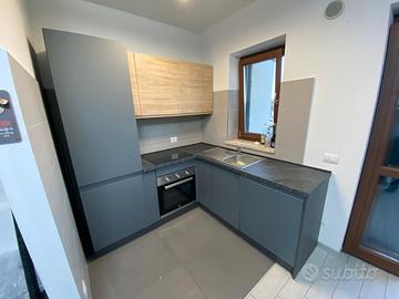  Cucina moderna angolare completa di elettrodomest