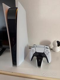 Play station 5 Digital + 2 controller + supporto