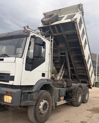 Iveco Eurotrakker 370 cv 3 assi con rimorchiabile 