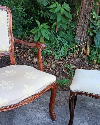 Poltroncina in stile Luigi XV con pouf