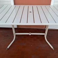 Tavolo in metallo bianco con foro per ombrellone