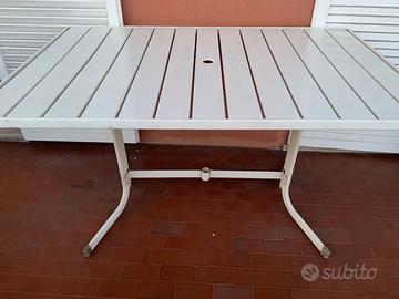 Tavolo in metallo bianco con foro per ombrellone
