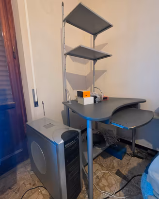Scrivania PC con ripiani  