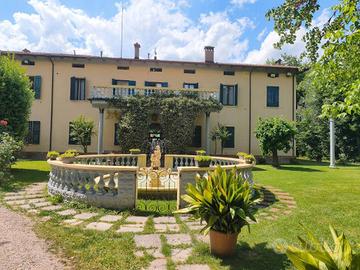 Palazzo / Stabile di 1070 m² con più di 5 locali a