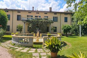 Palazzo / Stabile di 1070 m² con più di 5 locali a