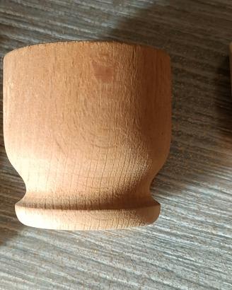 Mortaio in legno con pestello e mestolino