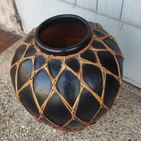 Vaso etnico nero (ceramica con intreccio in cuoio)