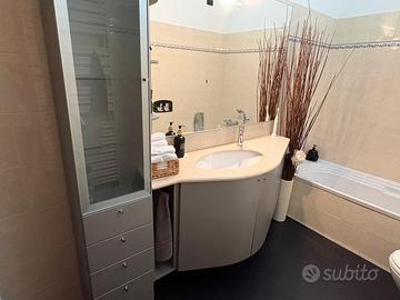 Mobile bagno curvo con lavabo e specchiera