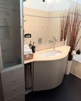 Mobile bagno curvo con lavabo e specchiera