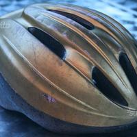 Casco dorato bicicletta