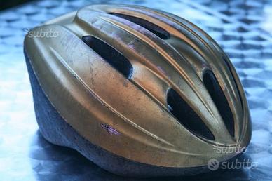 Casco dorato bicicletta