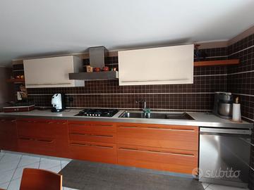 Cucina Berloni competa di tavolo e sedie