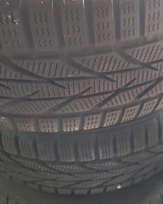 Pneumatici invernali completi di cerchi