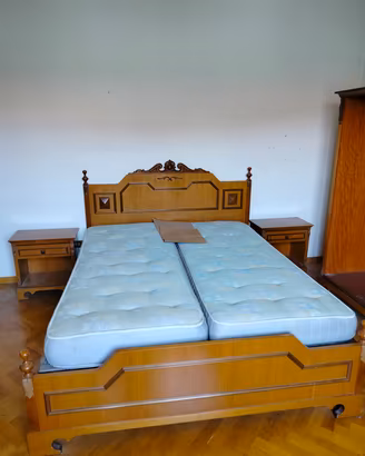 Camera (letto+materassi,comodini, cassettiera)