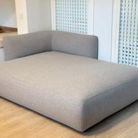 Divanetto grigio di MDF