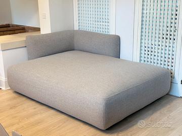 Divanetto grigio di MDF