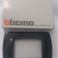 placca  nera bticino