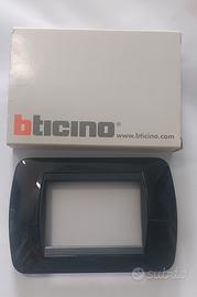 placca  nera bticino