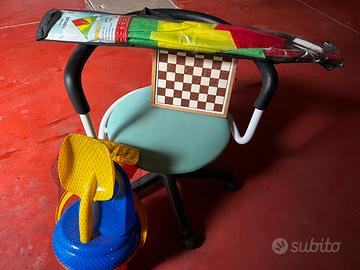 Sedia, giochi spiaggia, aquilone, dama