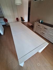 Tavolo da pranzo con sedie