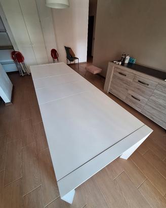 Tavolo da pranzo con sedie