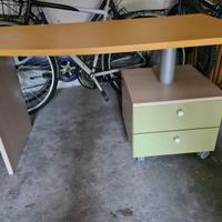 scrivania con cassettiera