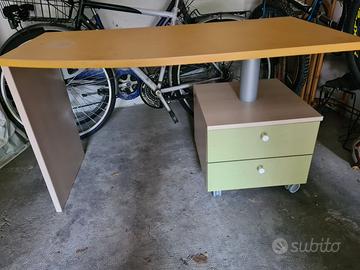 scrivania con cassettiera