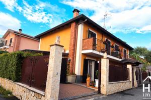 Ragalna rifinita villa accorpata