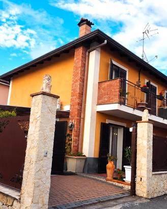 Ragalna rifinita villa accorpata