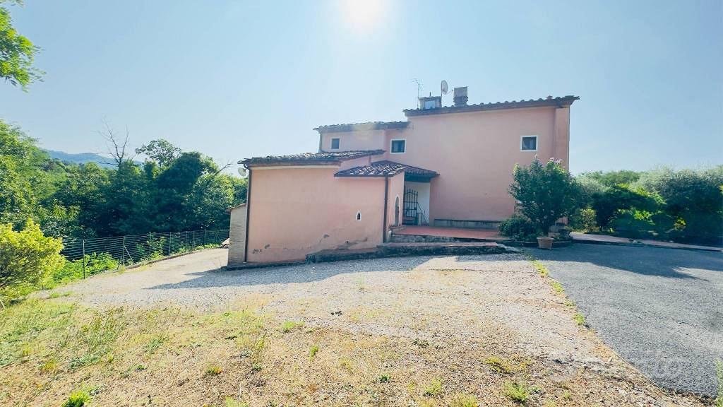 Rustico / Casale di 345 m² con più di 5 locali a M - Vista 2
