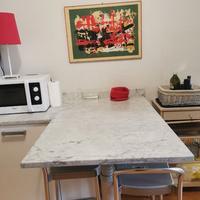 Cucina completa con elettrodomestici e piano marmo