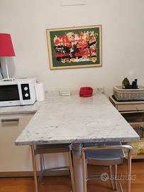 Cucina completa con elettrodomestici e piano marmo