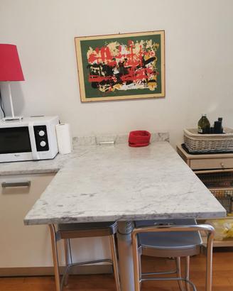 Cucina completa con elettrodomestici e piano marmo