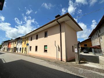 AMPIA CASA ACCOSTATA AD UN LATO