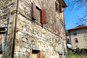 Casa in pietra con 5000mq di terreno