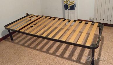 Rete singola con doghe in legno con piedi