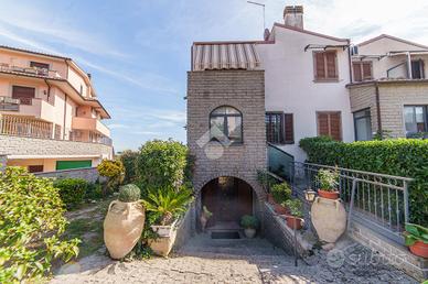 VILLA A SCHIERA A VITORCHIANO