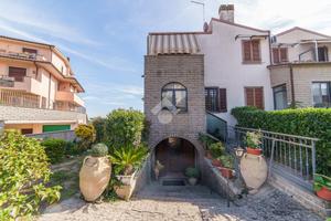 VILLA A SCHIERA A VITORCHIANO