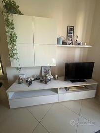 Parete attrezzata composta da mobile tv e mensole