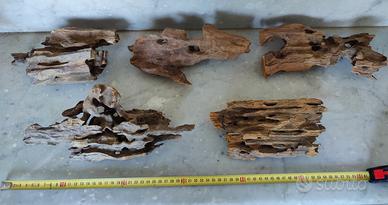 Legni e pietre per acquario