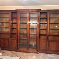 Libreria in legno massello con ante in vetro