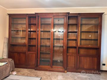 Libreria in legno massello con ante in vetro