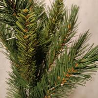 Albero di natale con decorazioni 