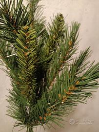 Albero di natale con decorazioni 