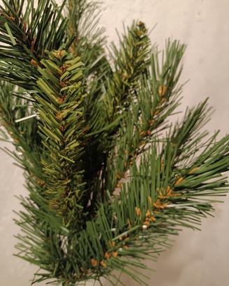 Albero di natale con decorazioni 