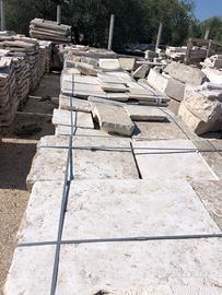 Basole di pietra recuperate selezionate