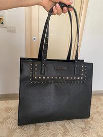 Borsa a spalla in ecopelle con borchie
