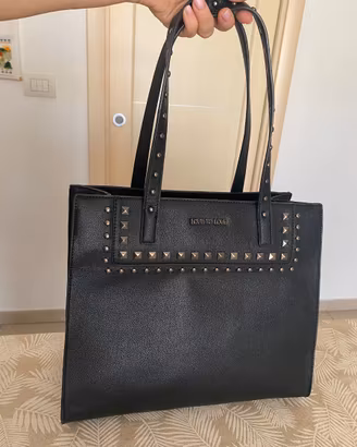 Borsa a spalla in ecopelle con borchie